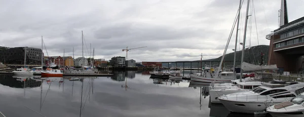 Città Tromso Norvegia Veduta Montagne Edifici Chiese Fiordi — Foto Stock