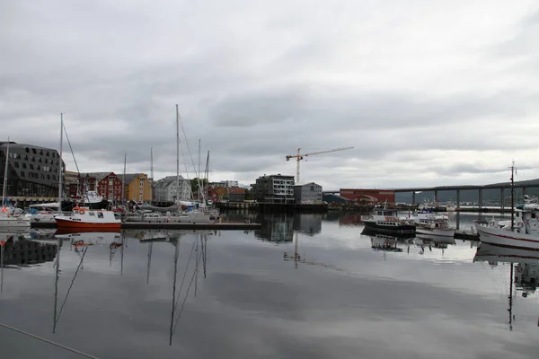 Cidade Tromso Noruega Vista Montanhas Edifícios Igrejas Fiordes — Fotografia de Stock