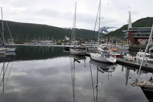 Város Tromso Norvégia Kilátással Hegyek Épületek Templomok Fjordok — Stock Fotó