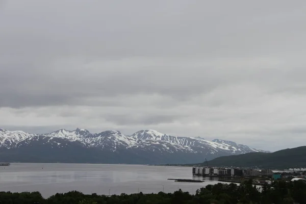 Město Tromso Norsko Pohled Hory Budov Kostelů Fjordy — Stock fotografie