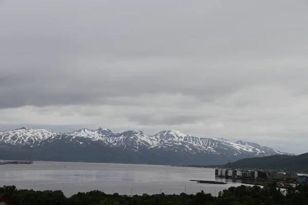 Widok Miasta Tromsø Norwegia Góry Budynki Kościoły Fiordy — Zdjęcie stockowe