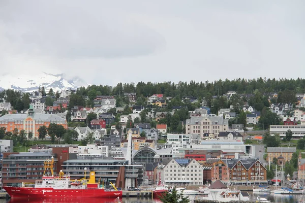 Cidade Tromso Noruega Vista Montanhas Edifícios Igrejas Fiordes — Fotografia de Stock