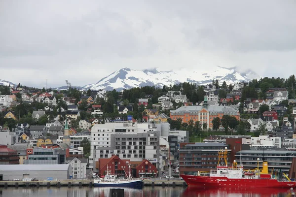 Widok Miasta Tromsø Norwegia Góry Budynki Kościoły Fiordy — Zdjęcie stockowe