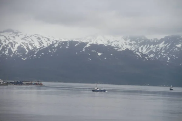 Město Tromso Norsko Pohled Hory Budov Kostelů Fjordy — Stock fotografie