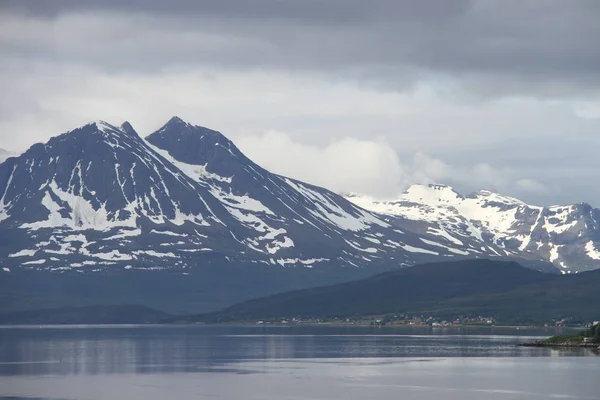 Cidade Tromso Noruega Vista Montanhas Edifícios Igrejas Fiordes — Fotografia de Stock