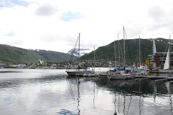 Város Tromso Norvégia Kilátással Hegyek Épületek Templomok Fjordok — Stock Fotó