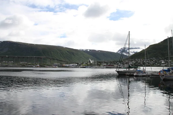 Város Tromso Norvégia Kilátással Hegyek Épületek Templomok Fjordok — Stock Fotó