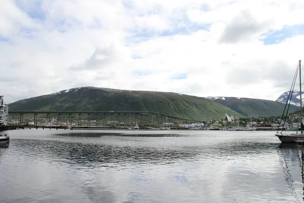 Město Tromso Norsko Pohled Hory Budov Kostelů Fjordy — Stock fotografie