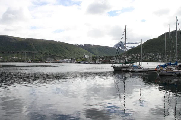 Widok Miasta Tromsø Norwegia Góry Budynki Kościoły Fiordy — Zdjęcie stockowe