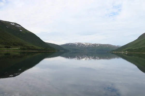Kvaloya とセニヤ島 ノルウェーの山々 湖の島のフィヨルド — ストック写真