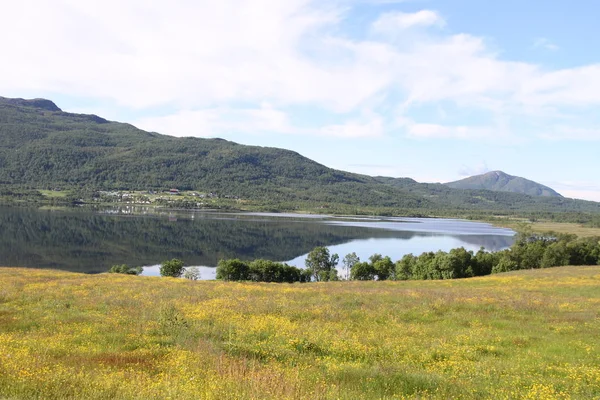 Adaları Kvaloya Senja Norveç Dağlar Göller Fiyordlar — Stok fotoğraf