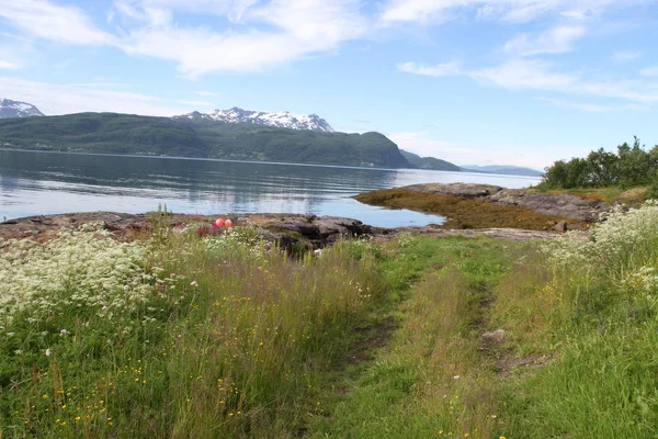 Adaları Kvaloya ve Senja, Norveç, dağlar, göller, Fiyordlar