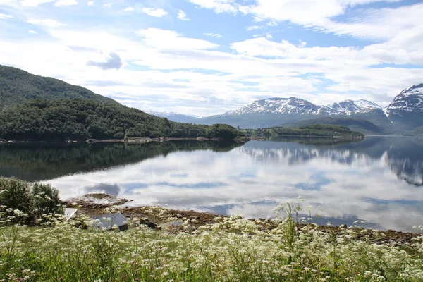 Adaları Kvaloya Senja Norveç Dağlar Göller Fiyordlar — Stok fotoğraf