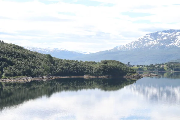 Kvaloya とセニヤ島 ノルウェーの山々 湖の島のフィヨルド — ストック写真