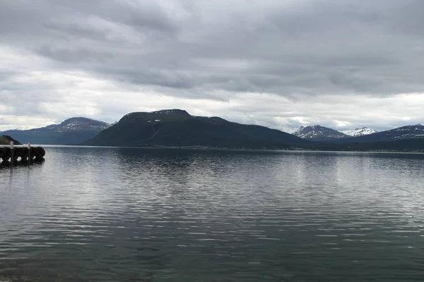 Kvaloya とセニヤ島 ノルウェーの山々 湖の島のフィヨルド — ストック写真