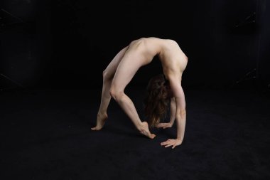 Bir akrobat modelinin fotoğrafı.