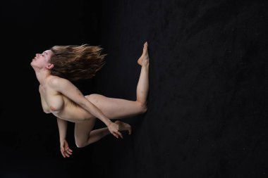 Bir akrobat modelinin fotoğrafı.