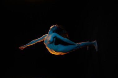 Bir akrobat modelinin fotoğrafı.