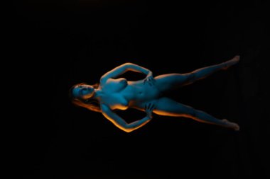 Bir akrobat modelinin fotoğrafı.