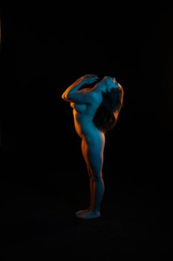 Bir akrobat modelinin fotoğrafı.