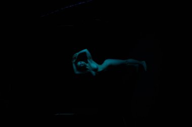 Bir akrobat modelinin fotoğrafı.