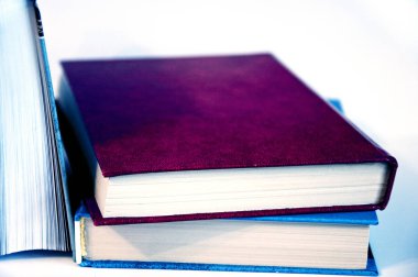 Beyaz arka plan üzerinde izole eski antika kitap yığını