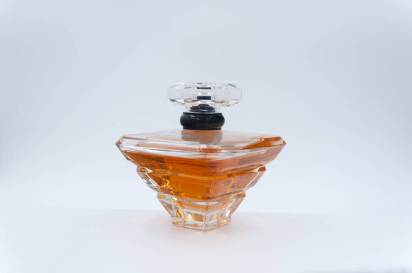флакон духов на белом фоне