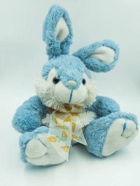 Beyaz bir arka plan üzerinde tavşan yumuşak oyuncak