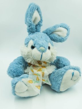 Beyaz bir arka plan üzerinde tavşan yumuşak oyuncak