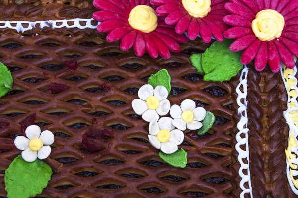 Kirazlı turta çiçeklerle süslenmiş