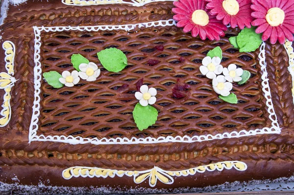 Kirazlı turta çiçeklerle süslenmiş