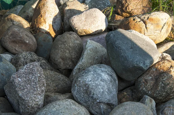 yerde yatan yuvarlak taşlar