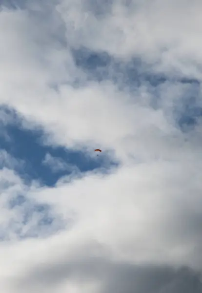 Планирование парашютистов в небе — стоковое фото