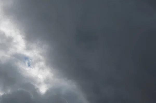 Dunkle Wolken bei trübem Wetter — Stockfoto