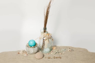 Denizcilik ve sağlık unsurlarına sahip beyaz arkaplan ile kelime tatilleri