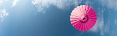 Hava balonu güneş ışığında uçuyor