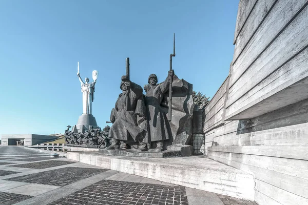 2. Dünya Savaşı 'nda Ukrayna Tarihi Müzesi. Heykel kompleksli Müze Meydanı