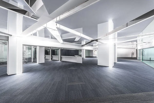 Hall d'entrée espace bureau avec géométrie de plafond expressive — Photo