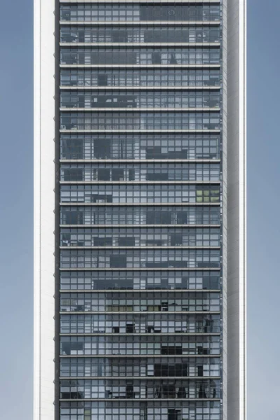 Fasad av kontorsbyggnad i rätvinklig projektion. Dubai, affärsbukten. — Stockfoto