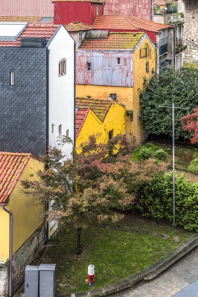 Portugiesische Straße mit traditionellen bunten Häusern, Porto — Stockfoto
