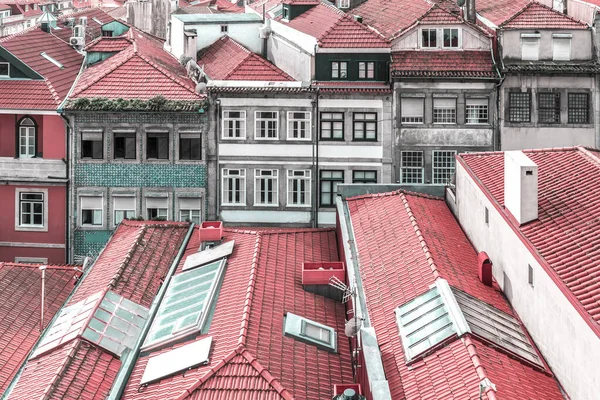 Alte Stadtstraße mit Häusern mit roten Ziegeldächern, Porto — Stockfoto