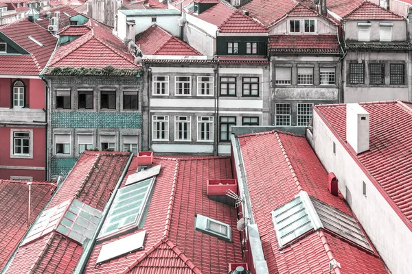 Kırmızı kiremitli çatıları olan eski şehir caddesi, Porto