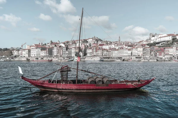 Weinfässer in einem traditionellen Boot auf dem Douro, Portugal, Nov.2019 — Stockfoto