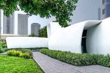 Dubai, Birleşik Arap Emirlikleri - 15 Haziran 2018: Dünyalar ilk kez yeşil çimenlikte tam işlevsel 3D baskılı bina