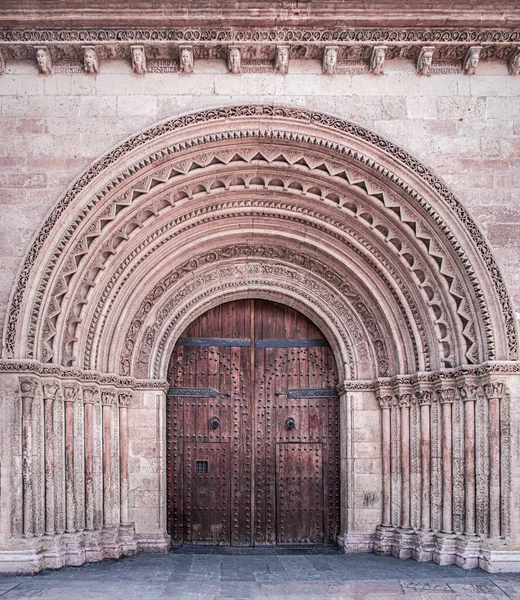 Gevel Met Deur Een Gewelfde Opening Die Versierd Met Patronen Stockfoto