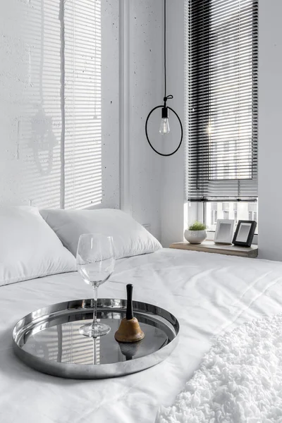 Witte Slaapkamer Interieur Met Een Wijnglas Een Dienblad Het Bed Rechtenvrije Stockafbeeldingen