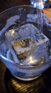 Buzlu ve samanlı alkol içeceği.