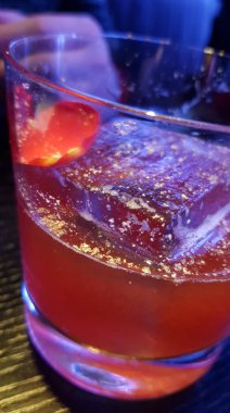 Büyük buzlu portakal alkollü kokteyl.