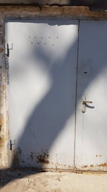 Yıpranmış gri kapıların detaylı görüntüsü