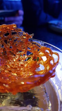 Cam tabakta çıtır çıtır karamel.